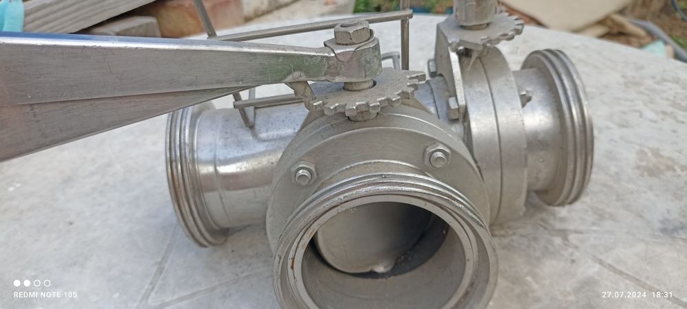 Кран- тройник с заслонками
