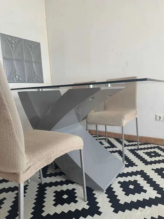 Mesa de vidro com cadeiras