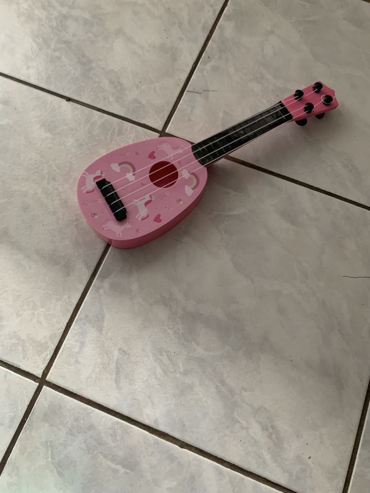 Zabawka ze strunami mała gitara