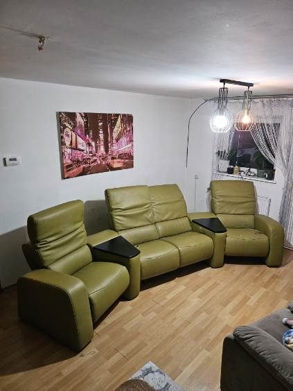Kanapa Atrdeco oliwkowa skóra Eco z Niemiec  funkcja komfort  .