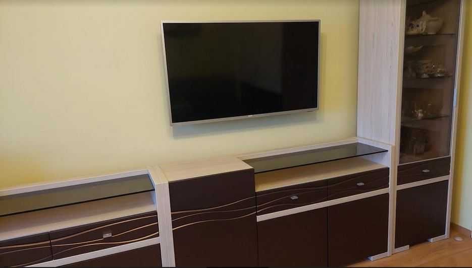 Zestaw mebli salon, komoda, witryna całkowita dł. około 4,5 m
