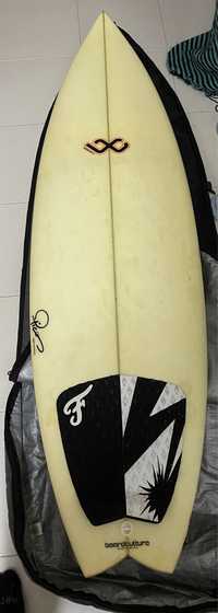 Prancha de Surf Boardculture 5,11 com capa e quilhas FCS