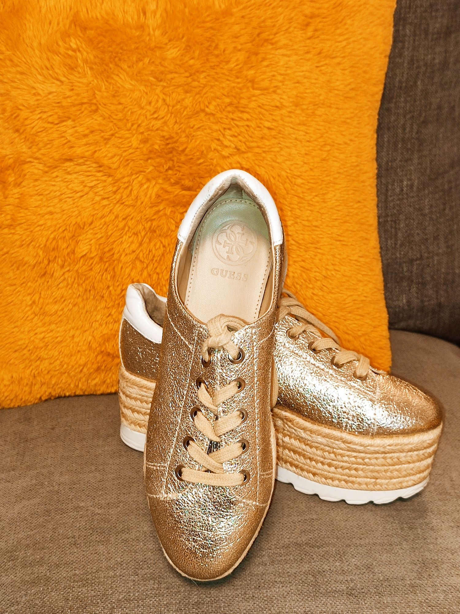 Guess nowe espadryle na koturnie zlote