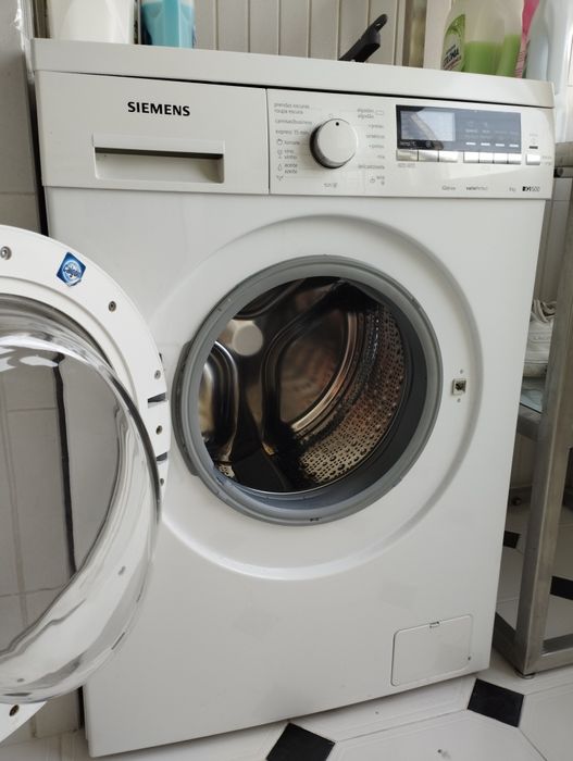 Máquina de lavar roupa uma estante e um carrinho