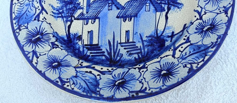 Prato faiança pintado a mão em azul decorativo