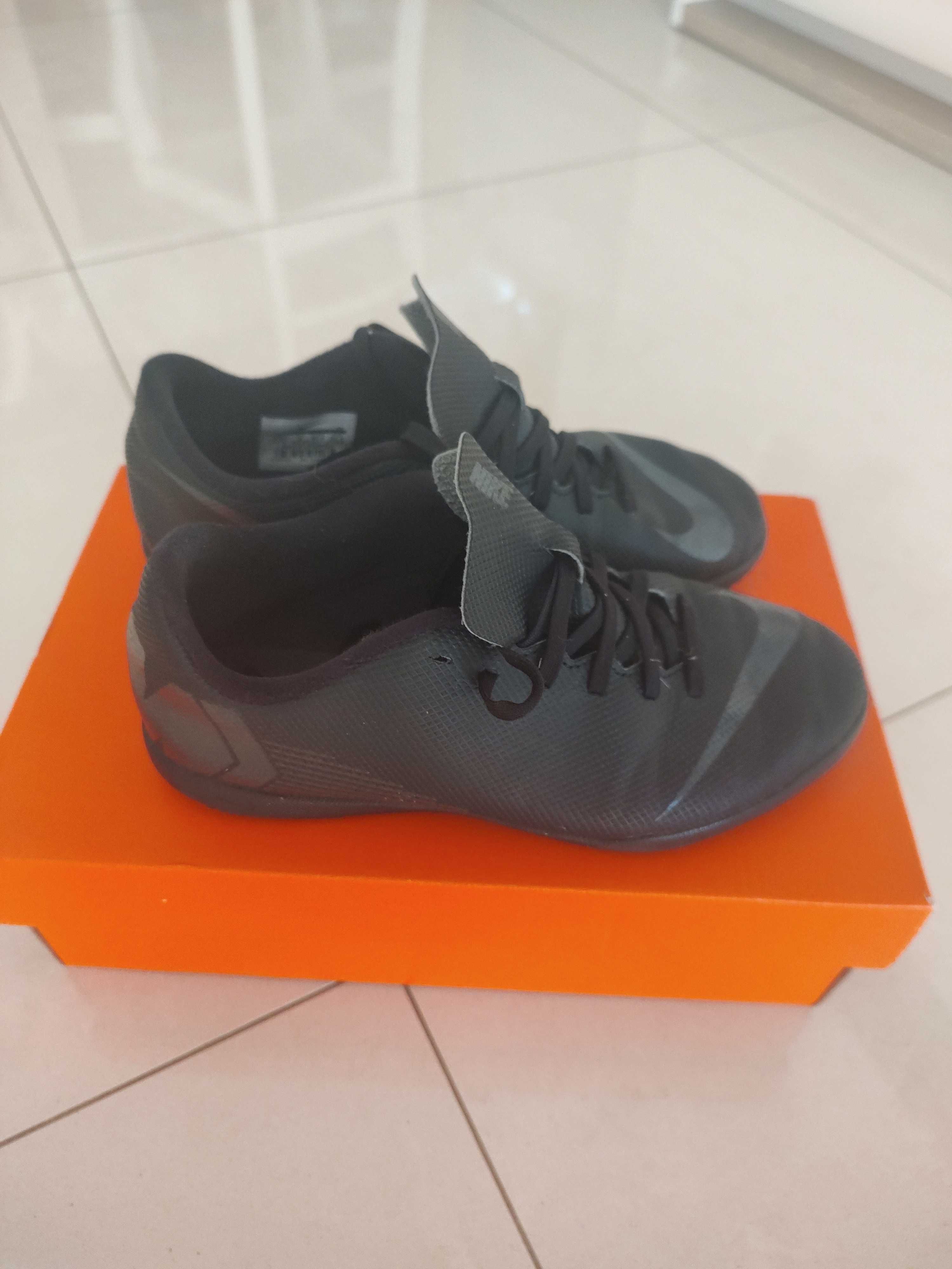Halówki Nike 35,5