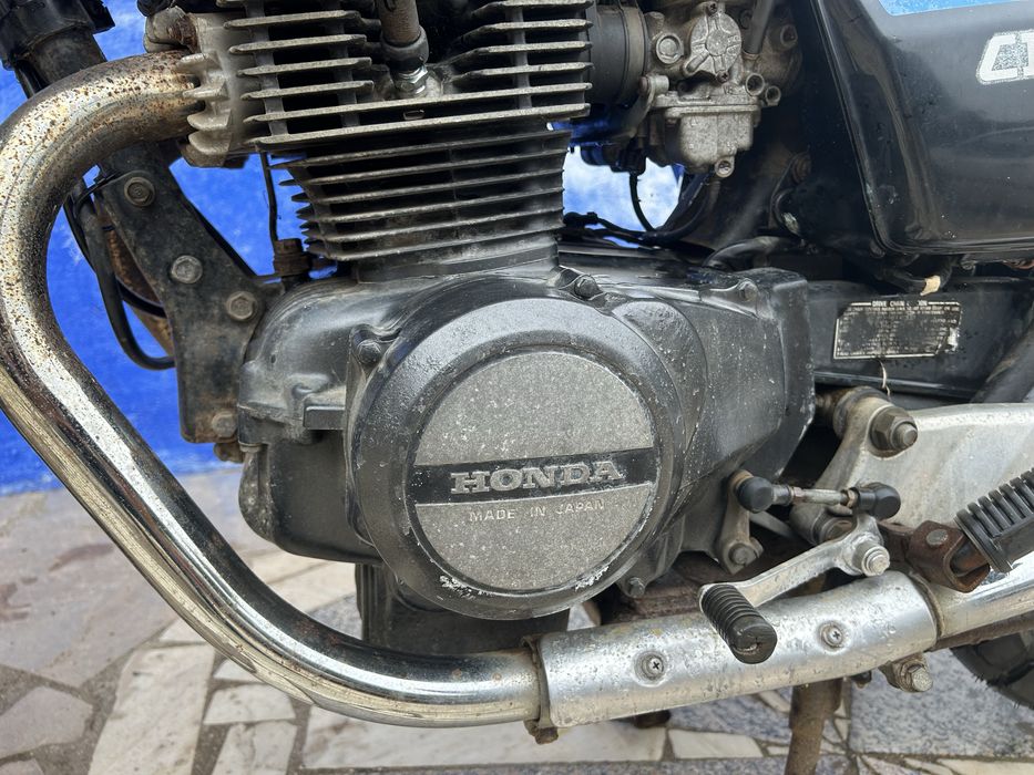 Honda CB400 N ano 1983 em bom estado.