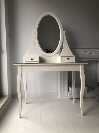 Biała toaletka IKEA model HEMNES z lustrem