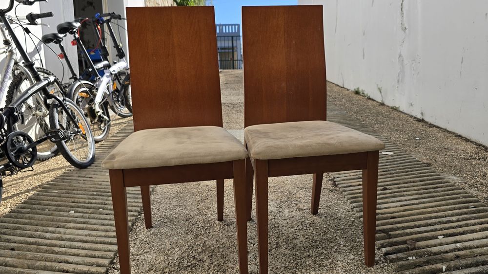 2 Cadeiras em madeira maciça