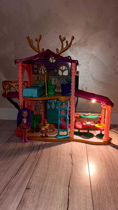 Enchantimals duży domek Jelonków wyposażenie oświetlenie Lalka figurka