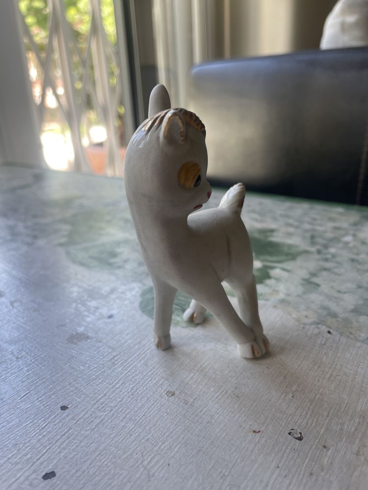 Pequena figura em biscuit