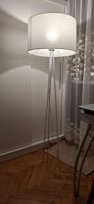 Biała lampa stojąca z salonu Agata stan bdb