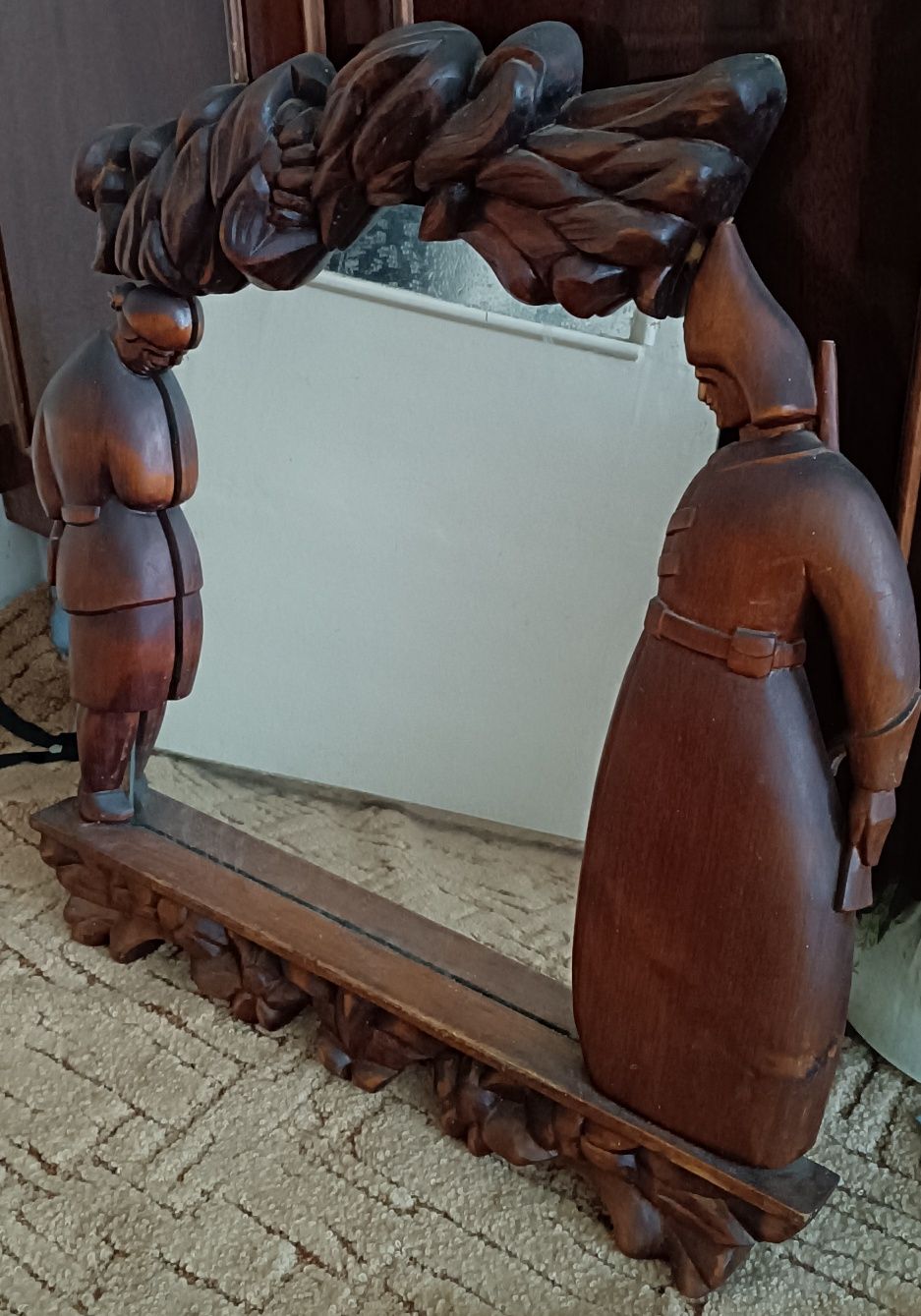 Зеркало в деревянной рамке ручной работы