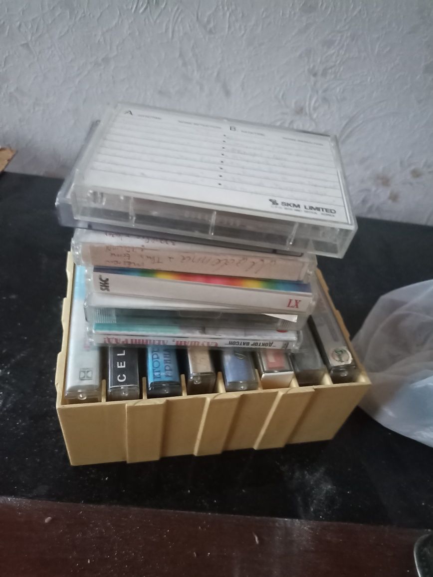 Колекція касет 90-х років з коробкою для зберігання