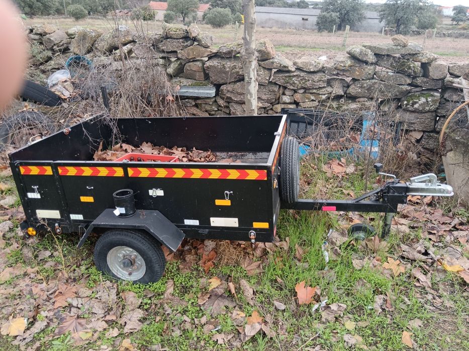 Atrelado para carro em bom estado.