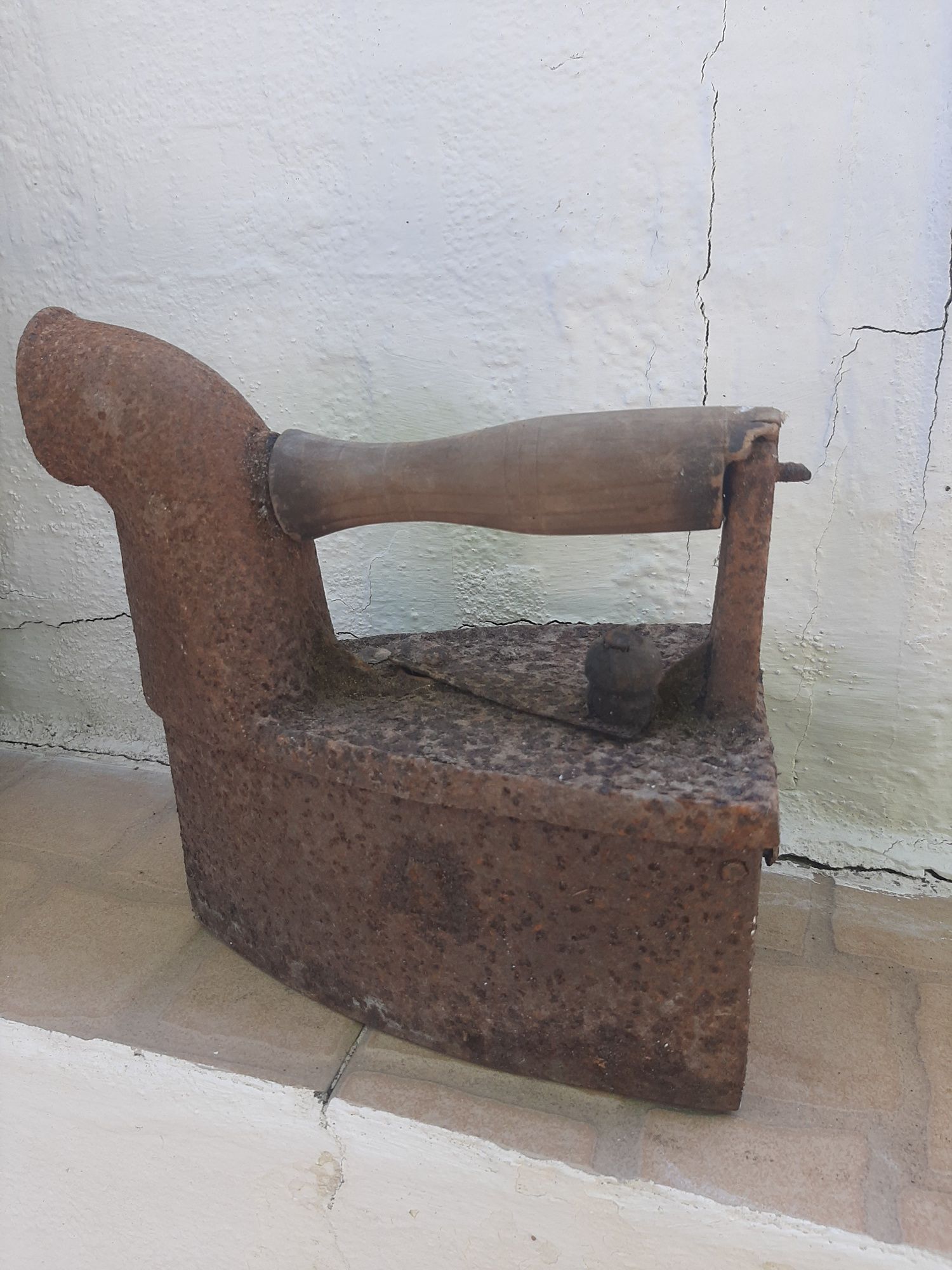 Ferro de engomar antigo