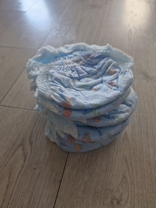 Zestaw gryzaków, zawieszki dla niemowlaķów + 6 szt pampersów do wody