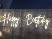 Wynajem napisu LED „Happy Birthday” – dodaj blasku swojej imprezie!