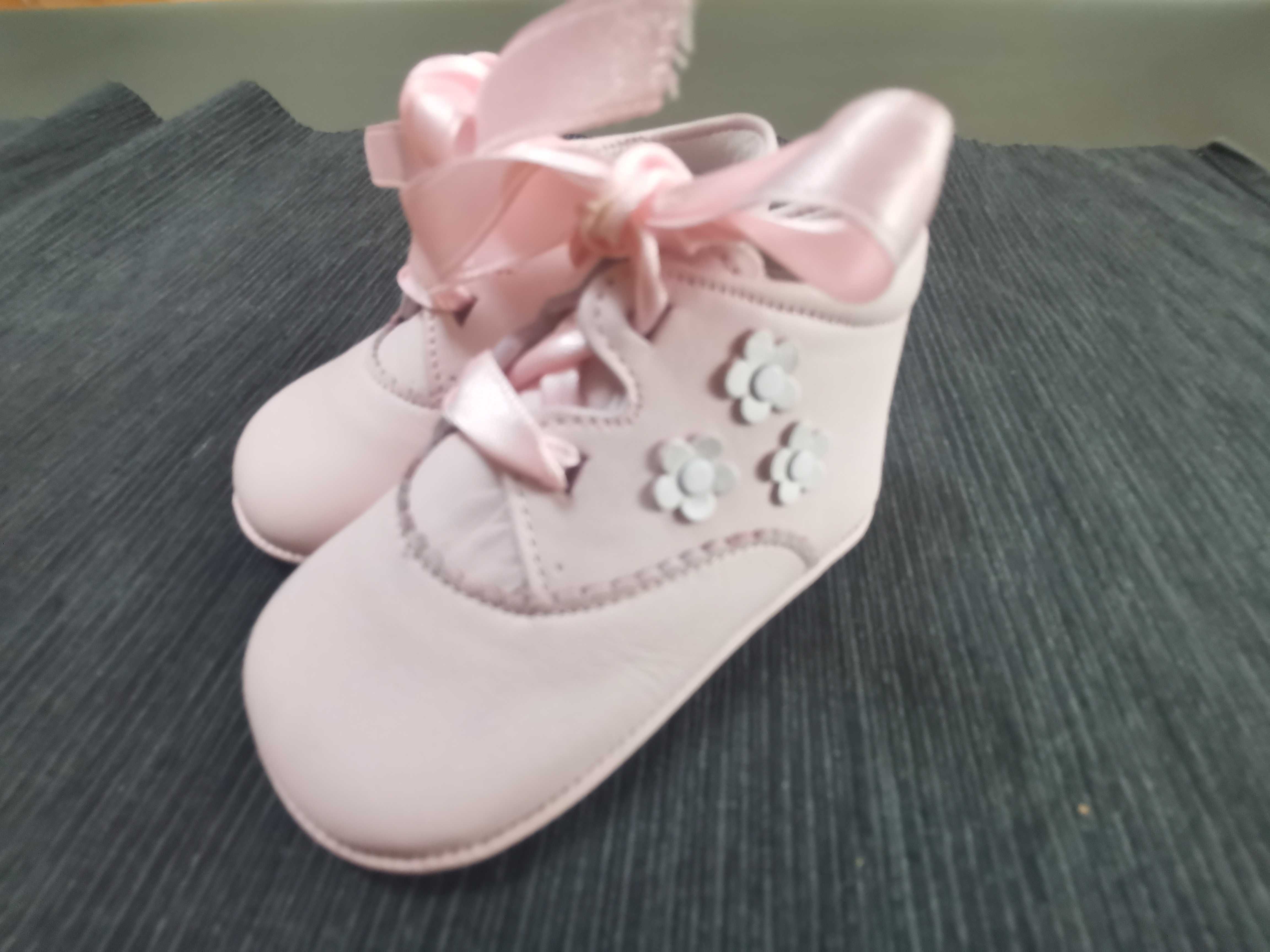 Sapatos de bebé rosa em pele