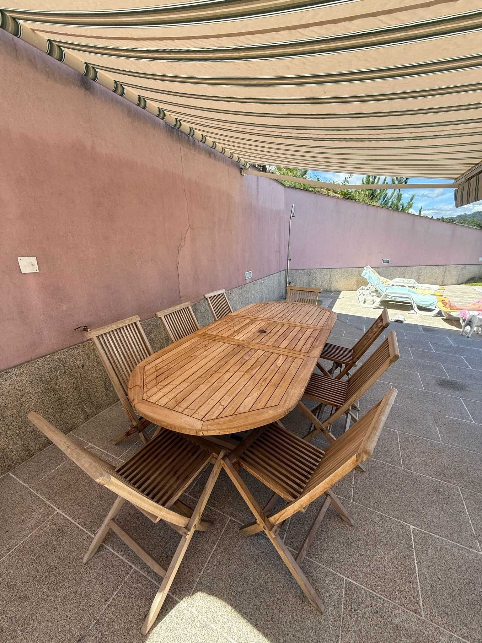 Mesa de jardim em madeira mociça