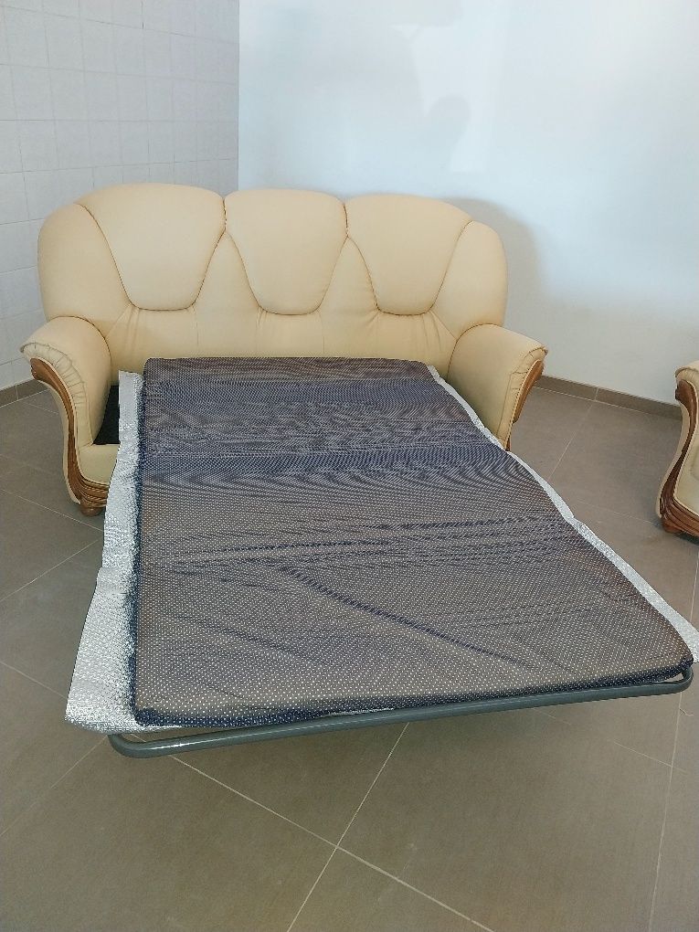 Conjunto de sofá cama com dois cadeirões 

E