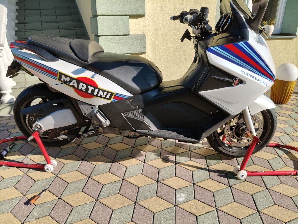Maxiskuter Gilera GP800