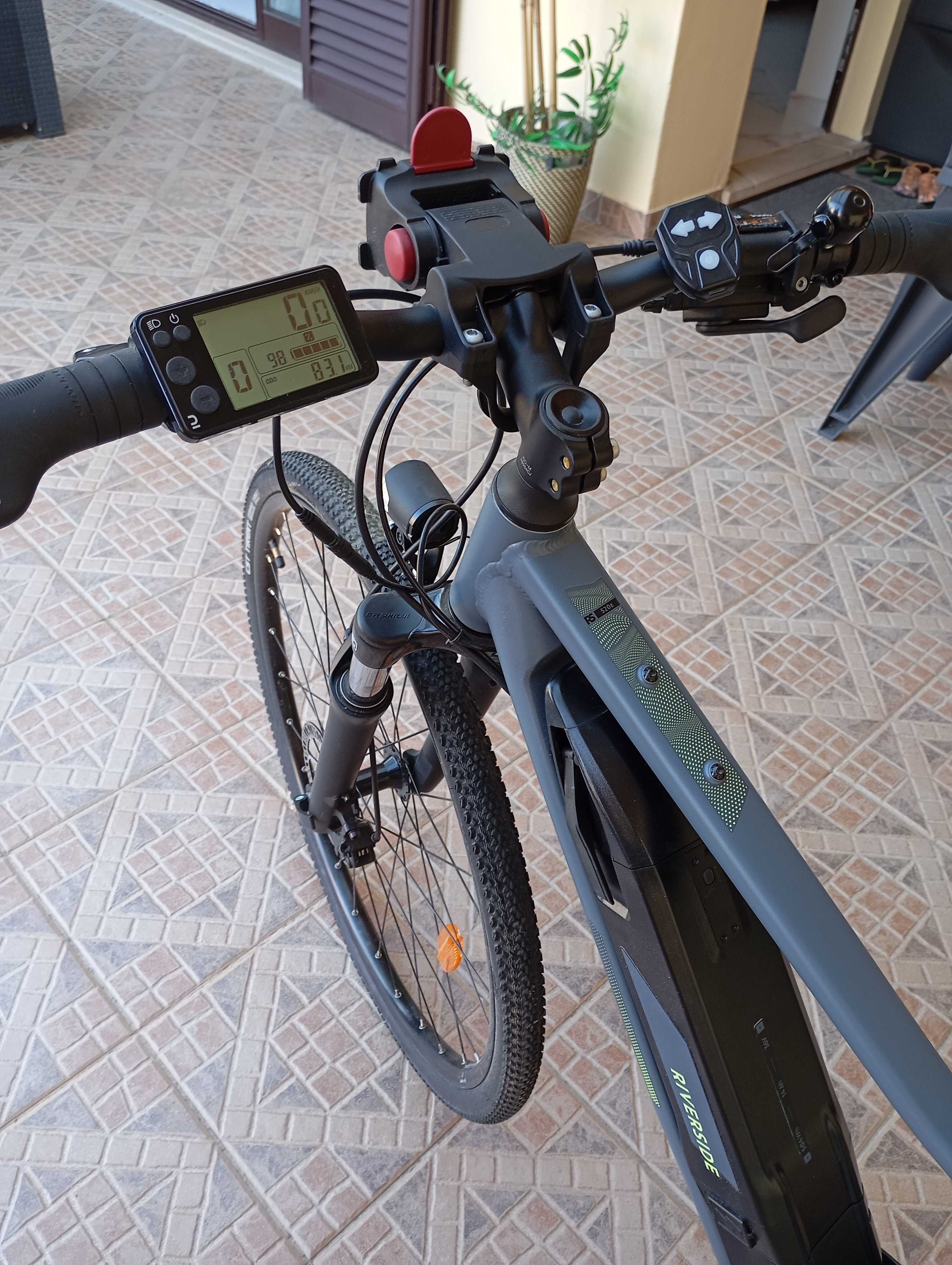Bicicleta de trekking elétrica Riverside 520E