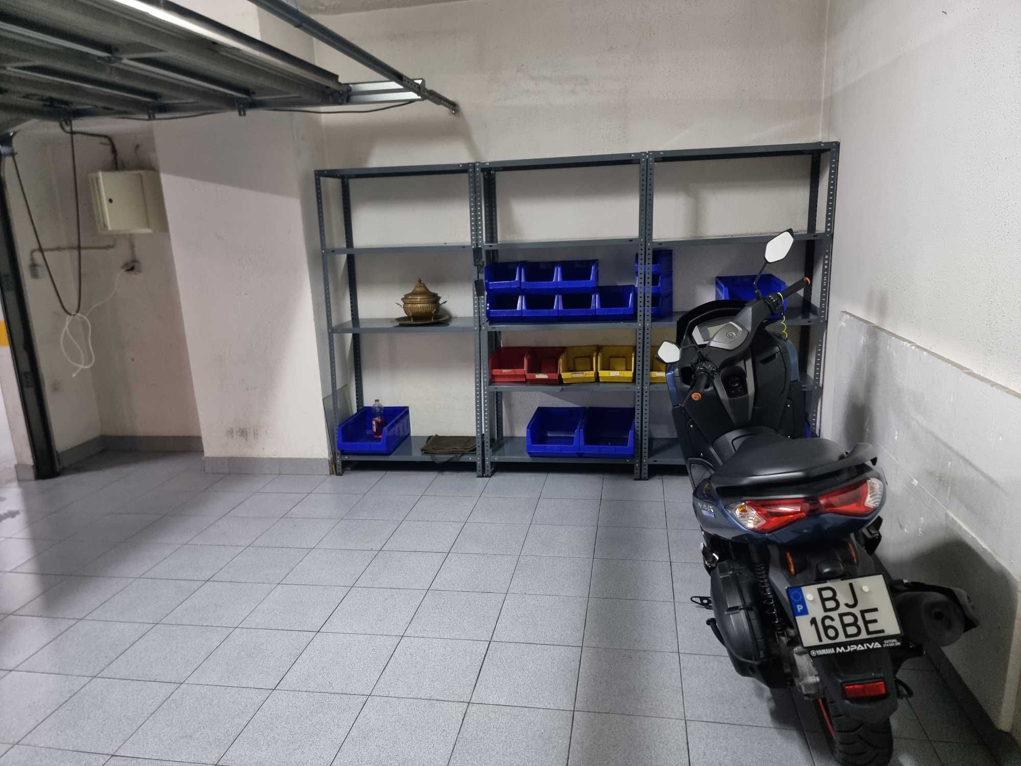 Garagem a 150 m da estação da reboleira