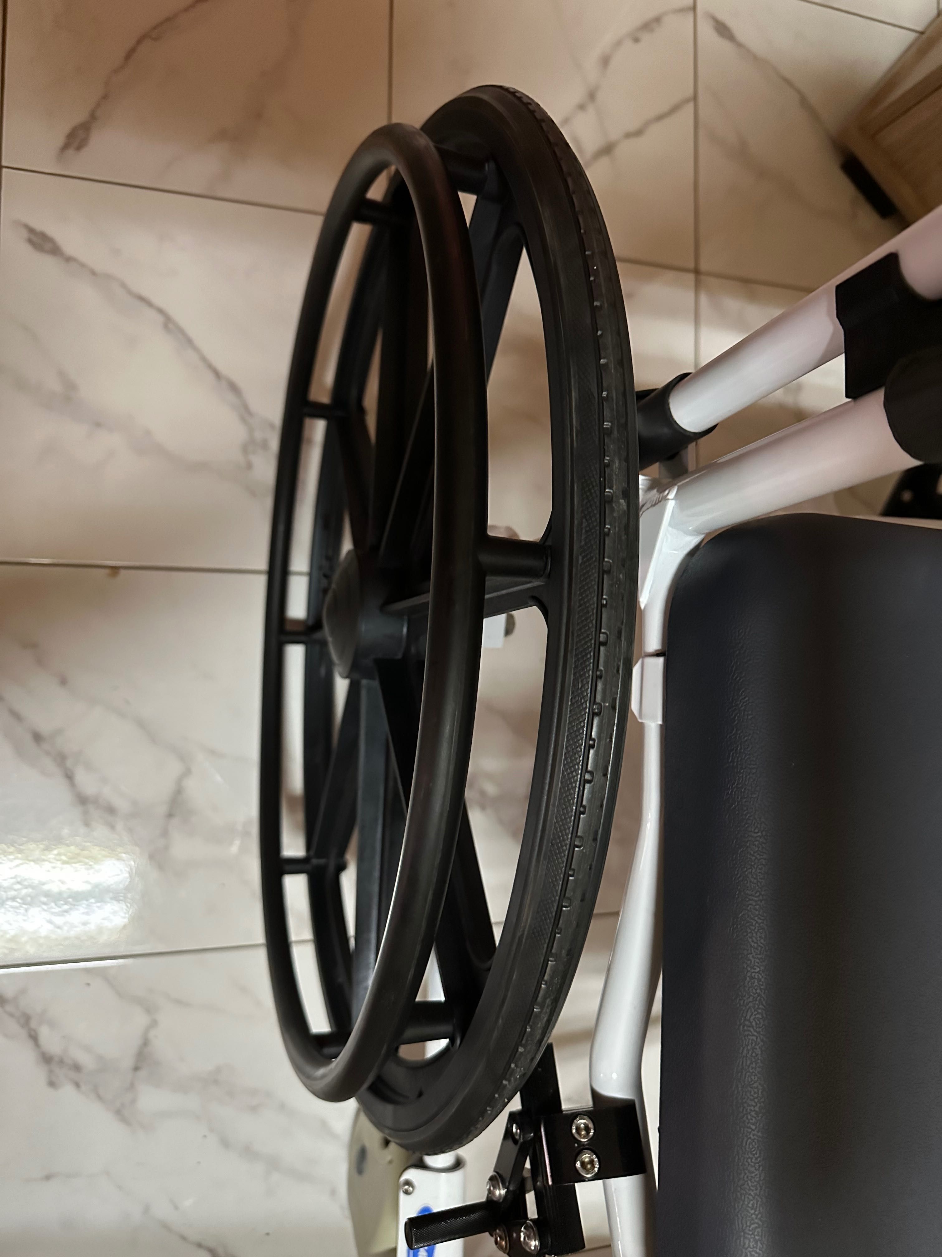 Cadeira de rodas com sanitário