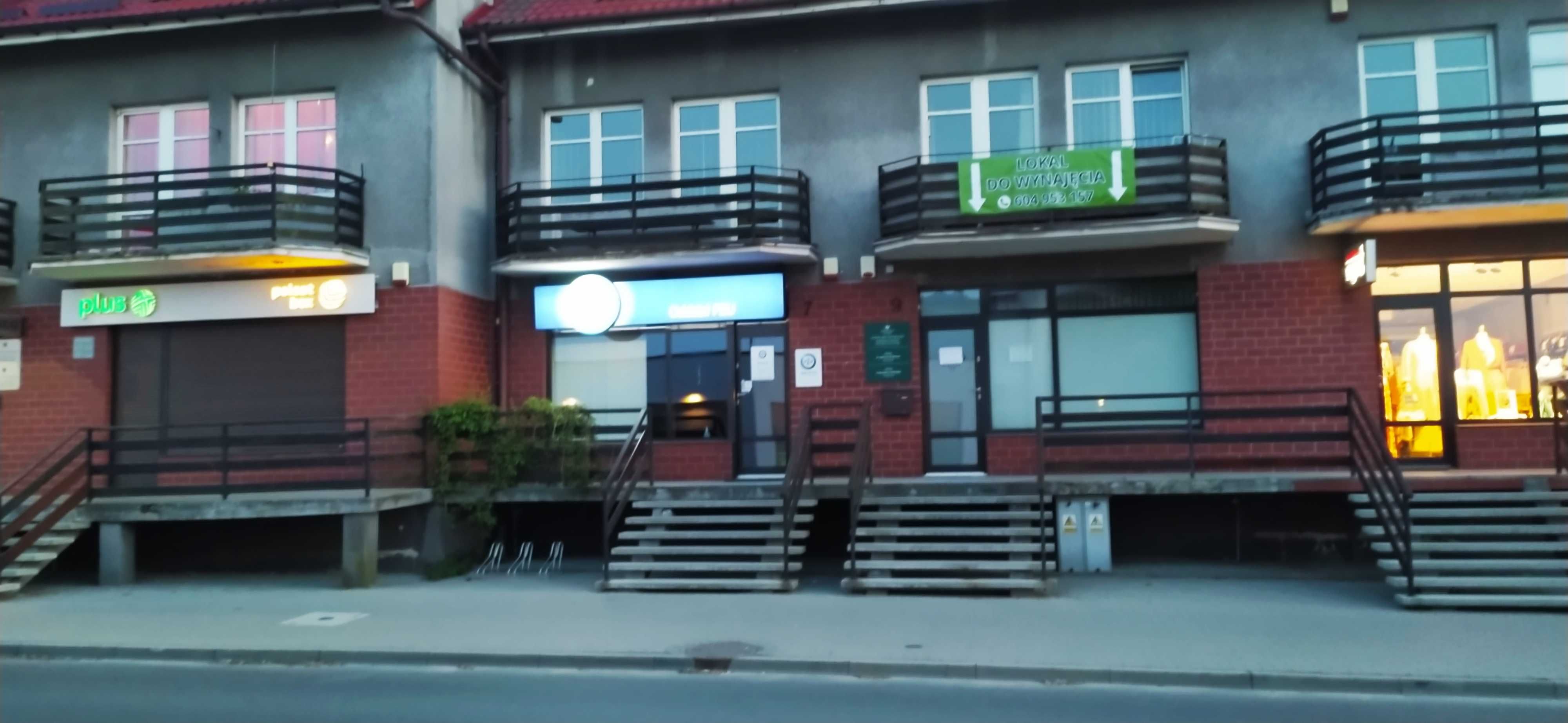 Lokal na parterze, z poczekalnią i zapleczem socjalnym.