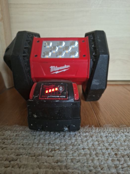 Lampa halogen Milwaukee M18 sprzedam