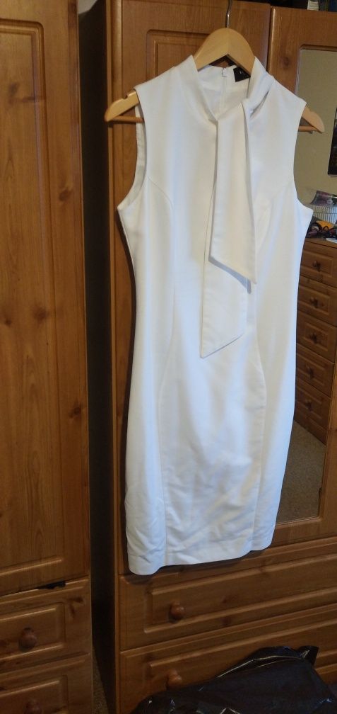 Biała sukienka z wiazaniem