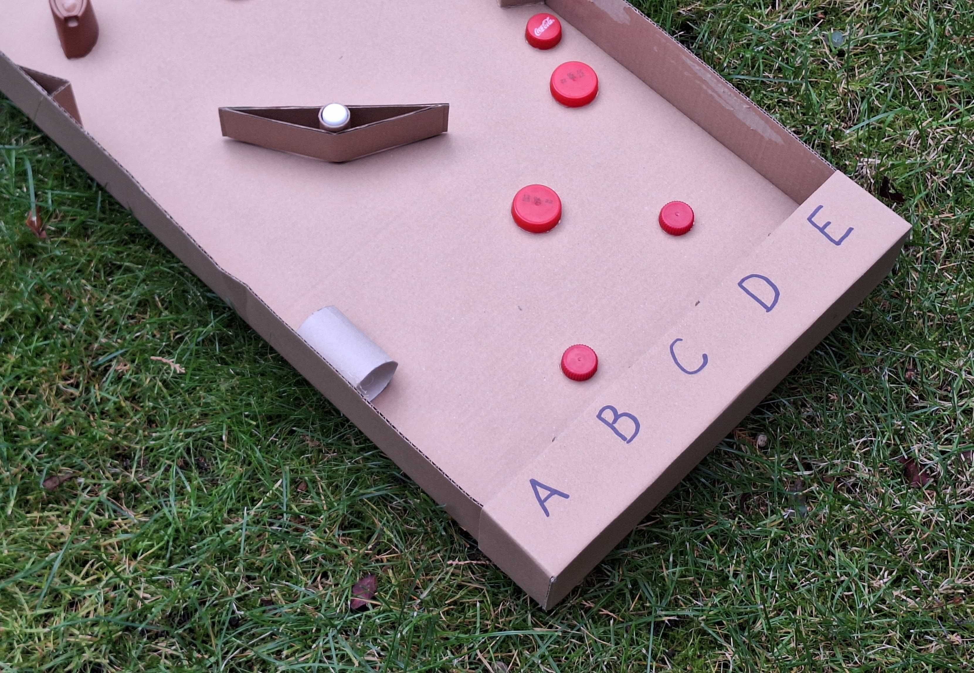 Dwie gry labirynt i pinball z kartonu dla dzieci na imprezę, urodziny