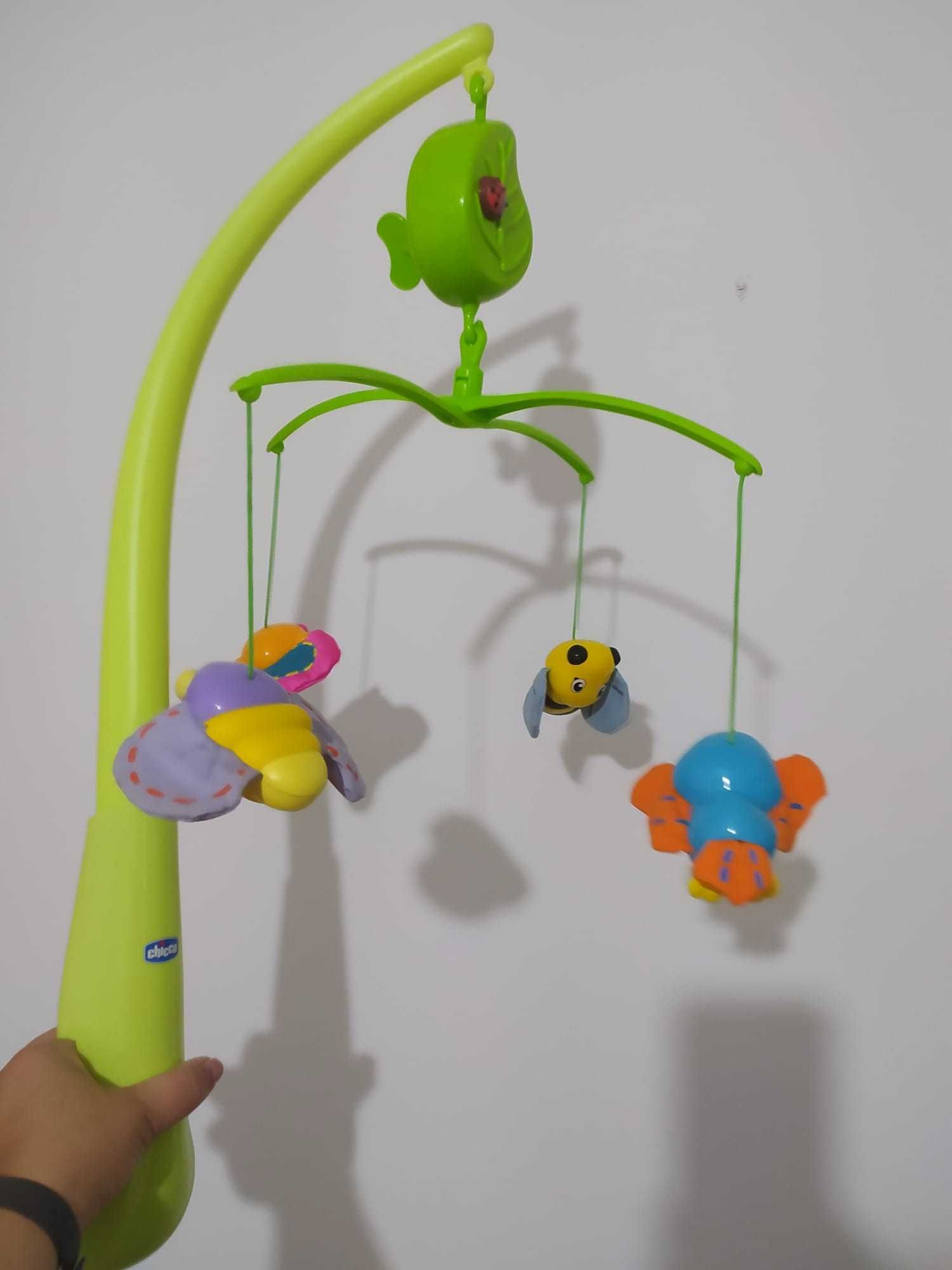 Móbile Chicco musical com 4 animais coloridos