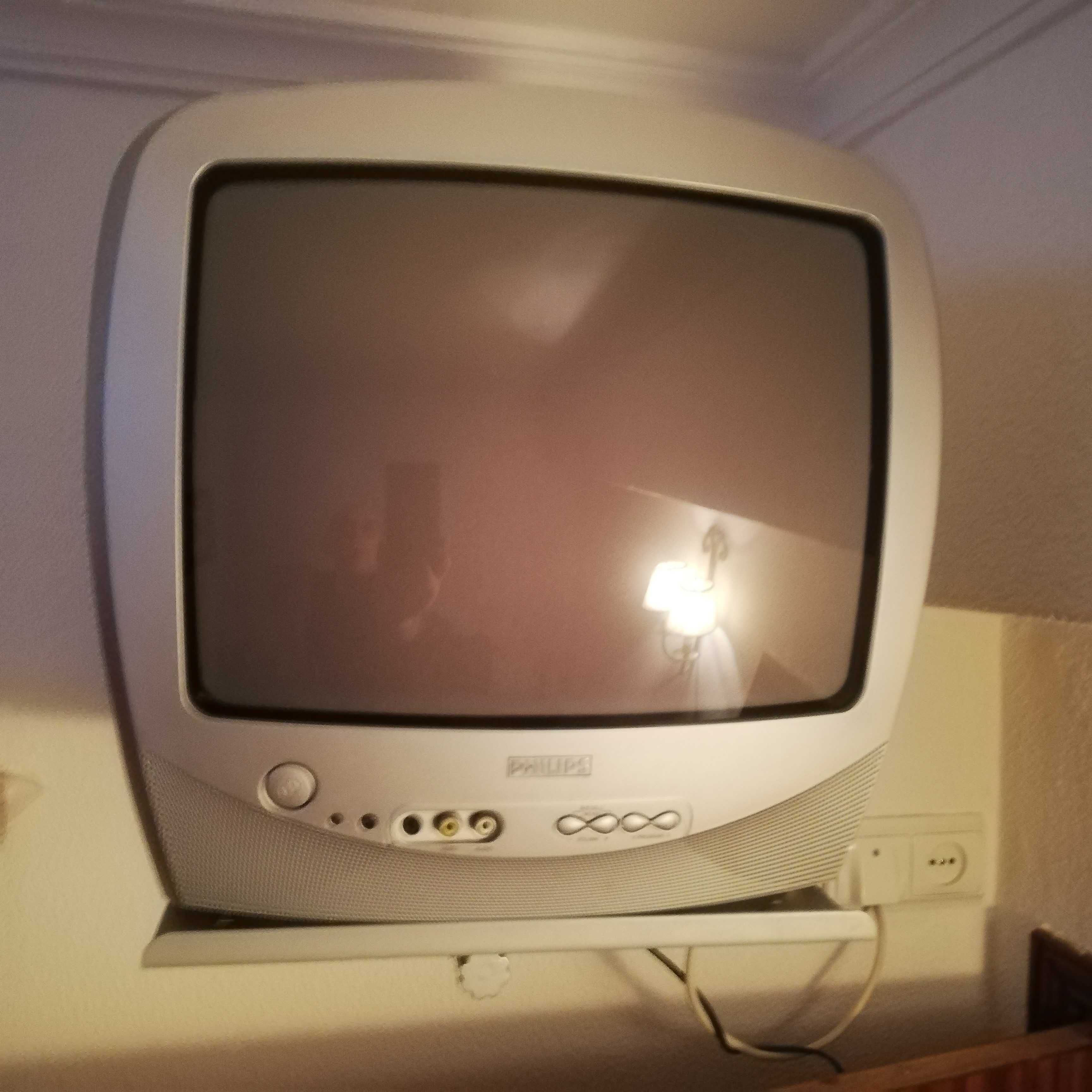 Tv Philips pequena com oferta de suporte