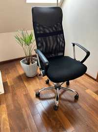 Czarny krzesło do biurka