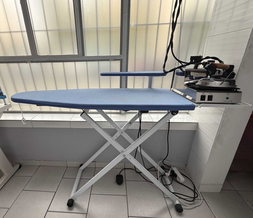 Stół prasowalniczy ROTONDI MINI 9 z wytwornicą pary 3,2 L i żelazkiem