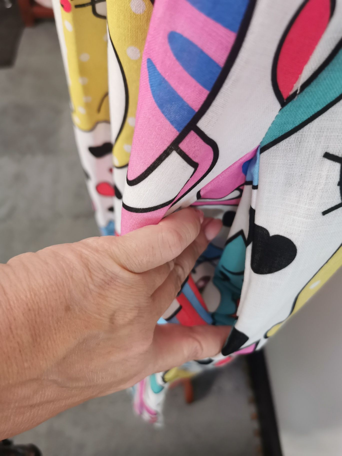 Śliczna długa prosta sukienka w kolorowe koty oversize plus size