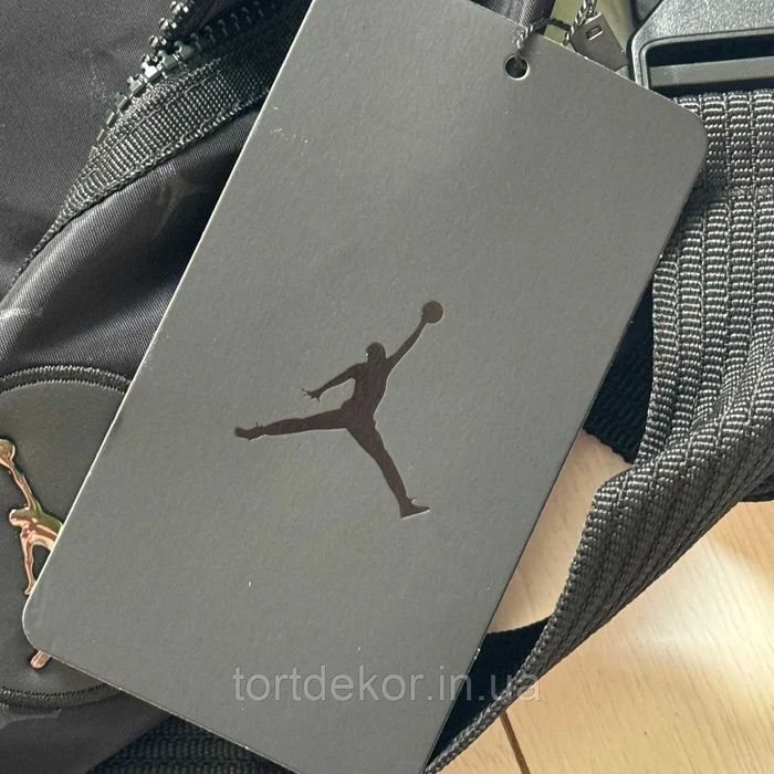 Сумка Nike Air Jordan Jacquard Crossbody у чорному кольорі.