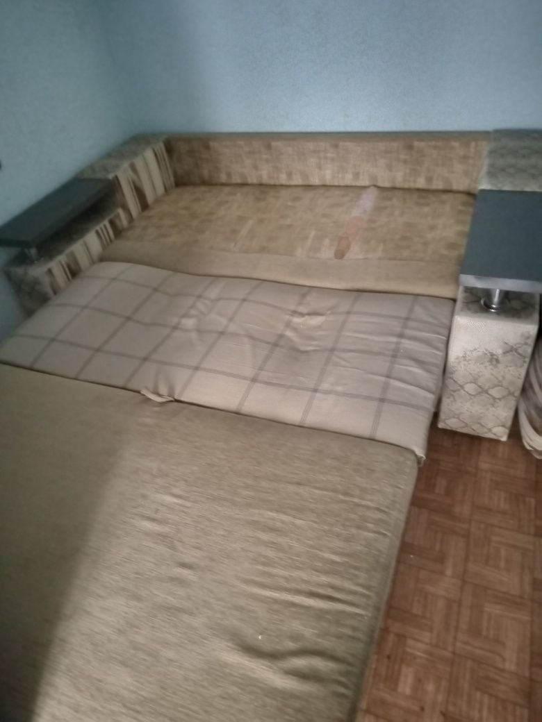 Продам розсувний двоспальний диван з дерев.бильц.