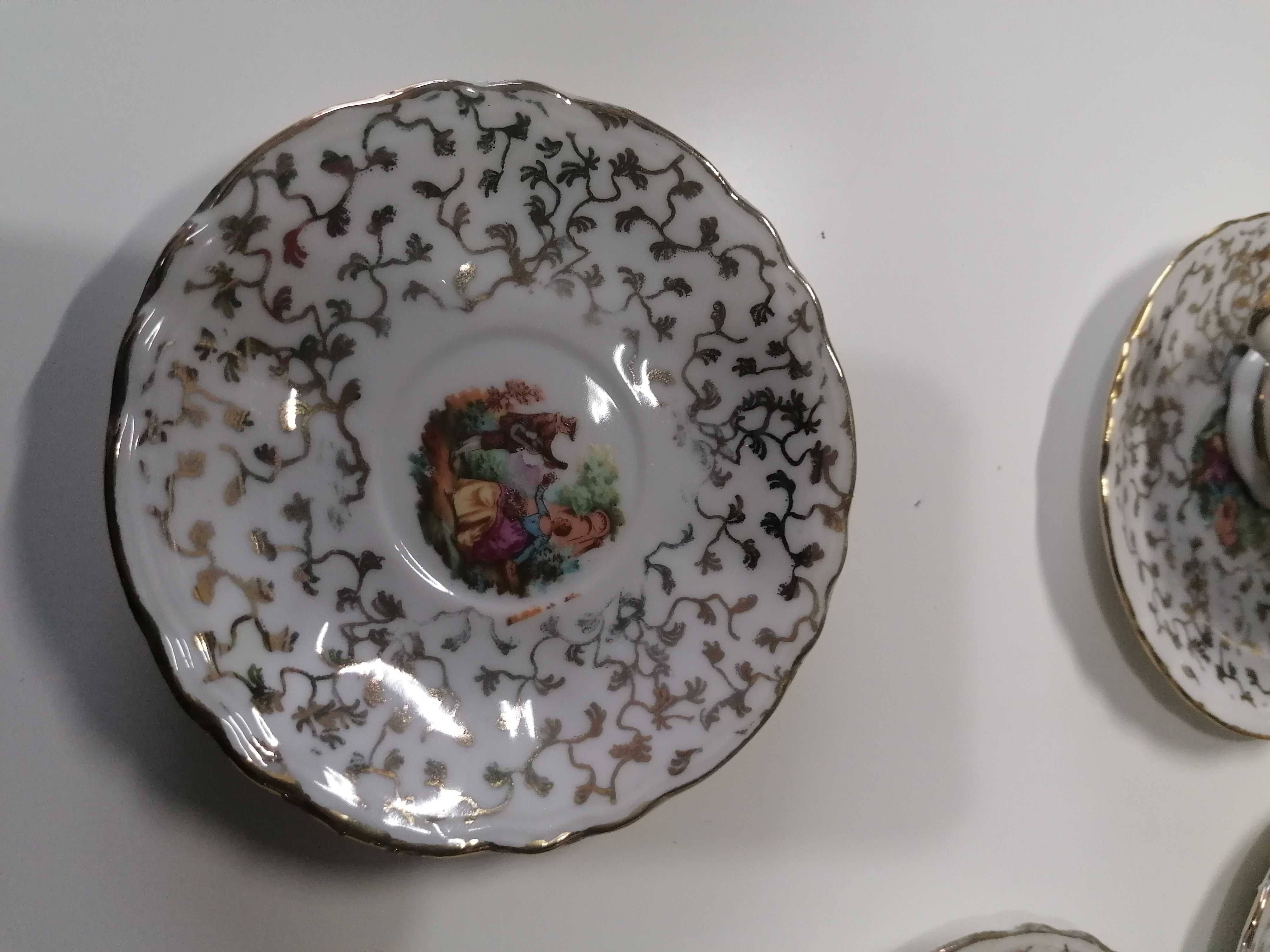 Conjunto de chá antigo em porcelana com brasão