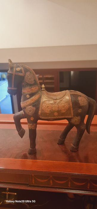 Cavalo persa em madeira