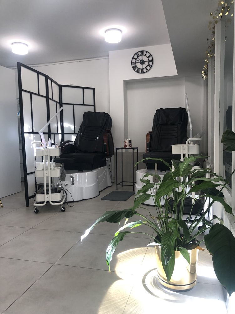 Sprzedam prosperujący salon stylizacji paznokci wraz z lokalem (27 m2)