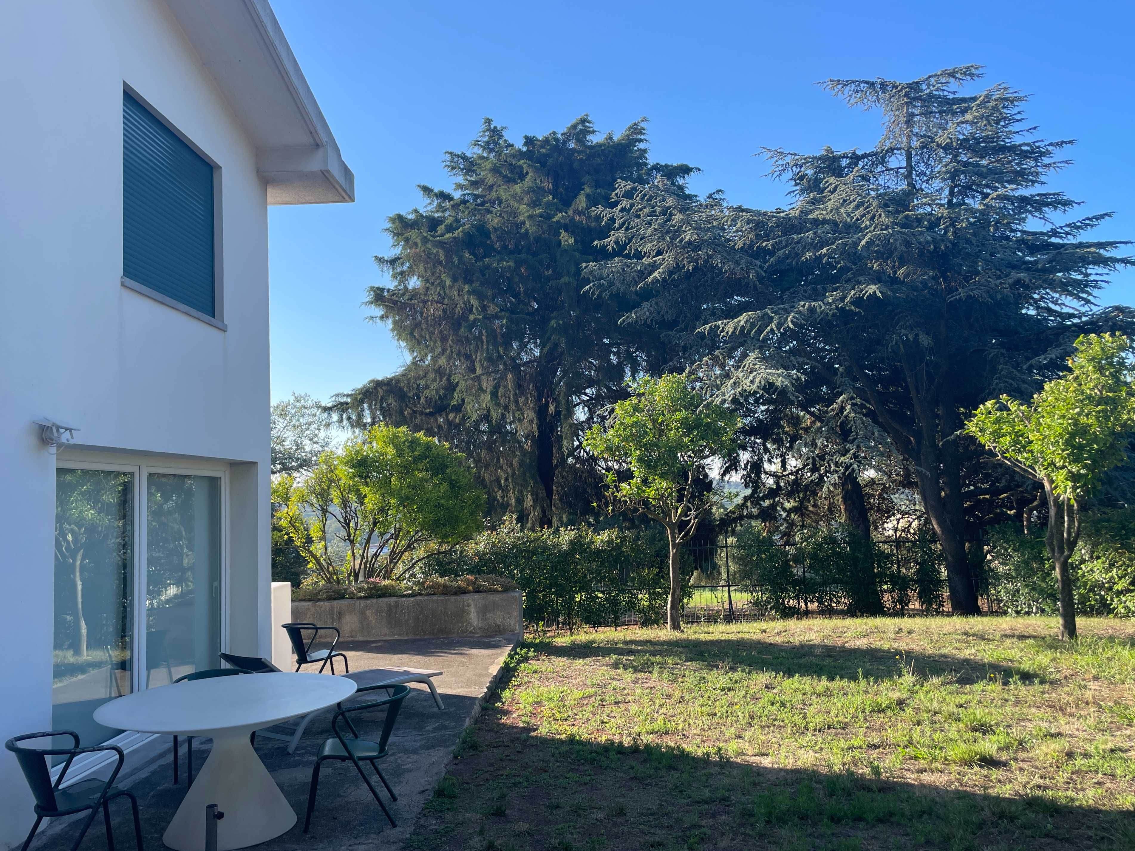 Alfragide | T4 | Moradia, com jardim, garagem e arrecadação.