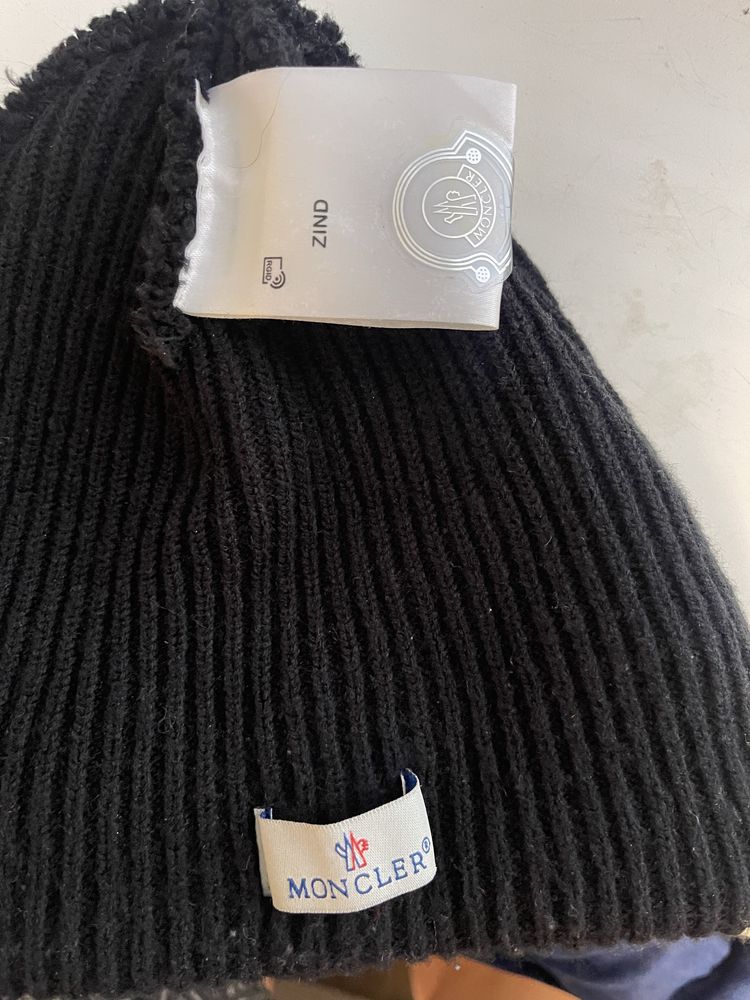 Шапка зимняя Moncler.