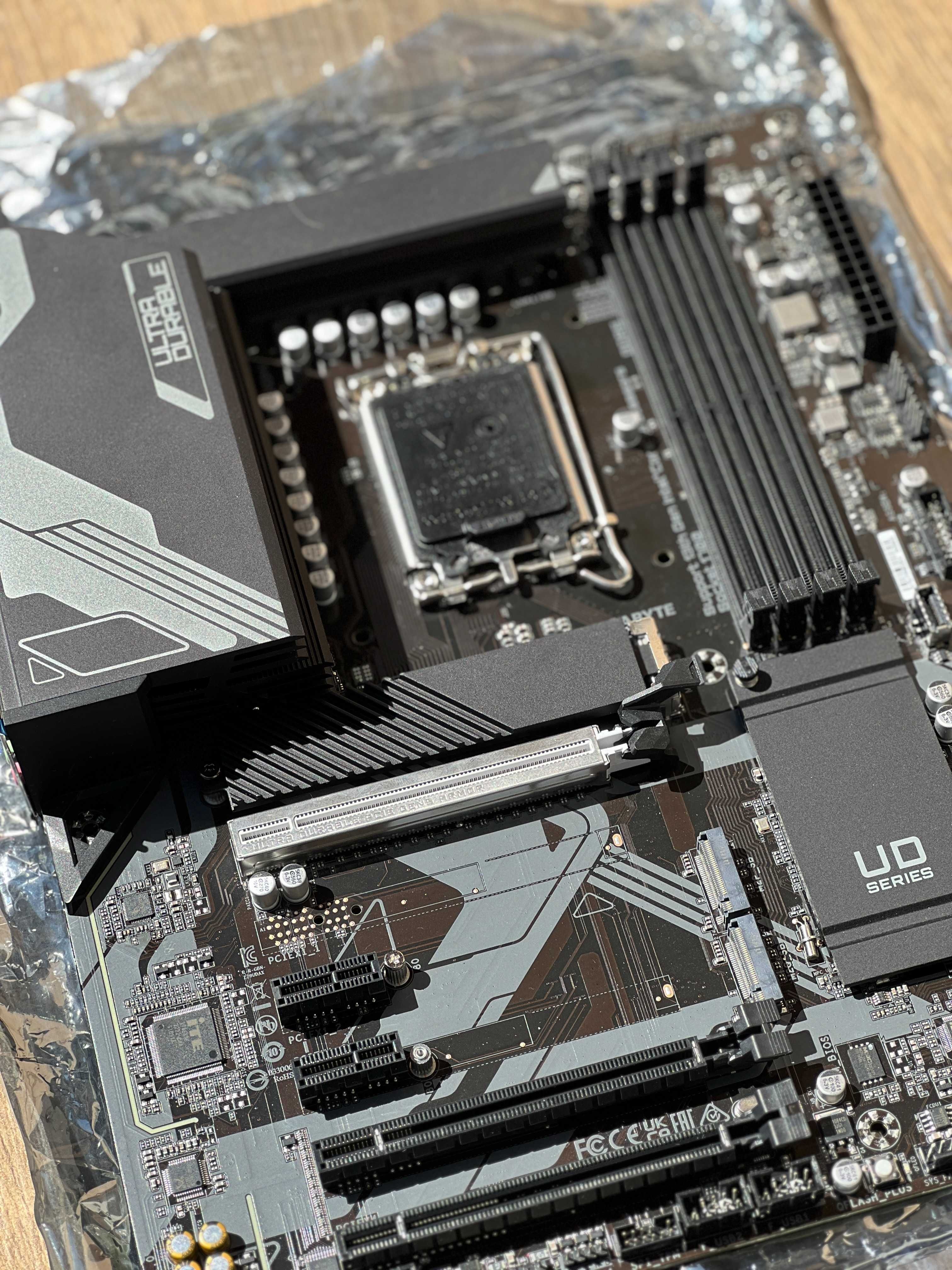 Материнська плата Gigabyte Z790 UD AX