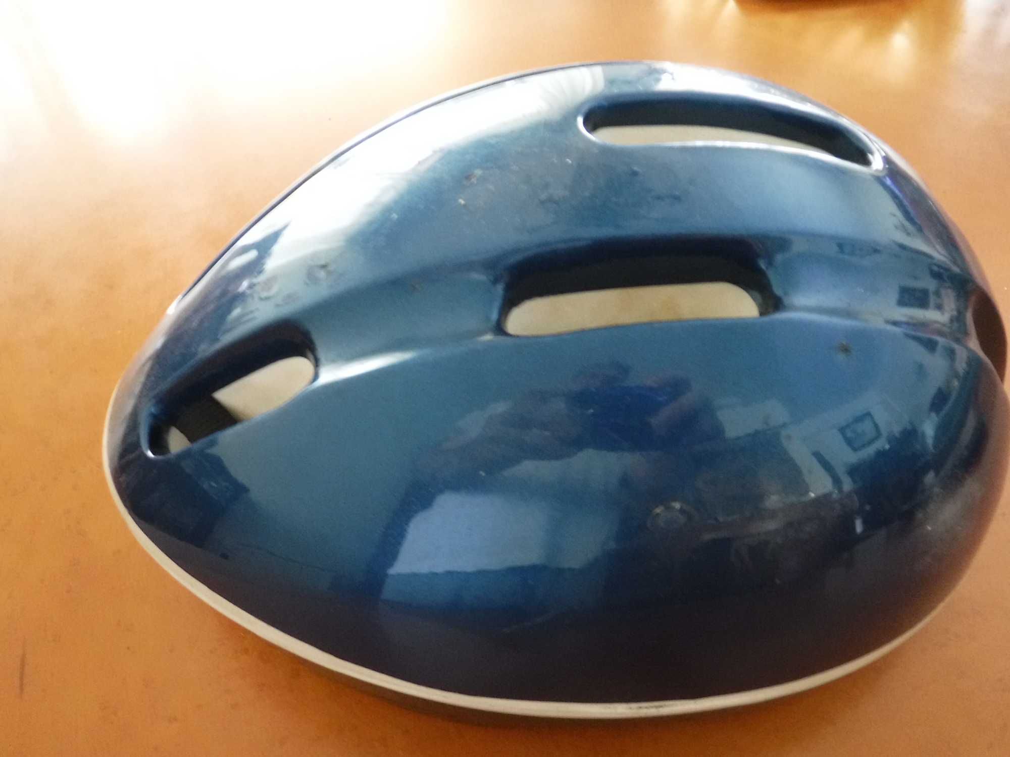 Capacete de Bicicleta azul oval e luzes de Bicicleta