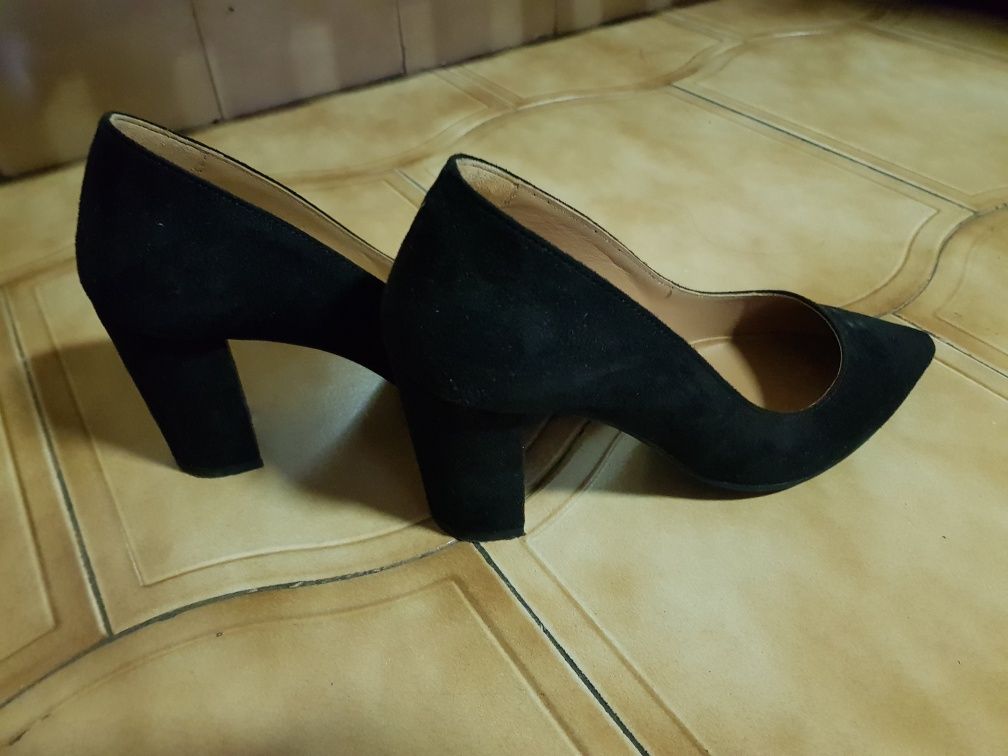 Sapatos pretos camurça