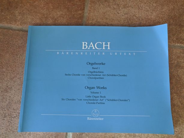 Livro com peças para órgão de Bach volume 1