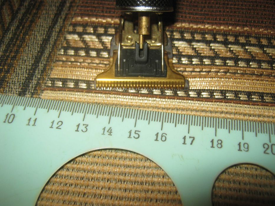 Небольшая машинка для стрижки,триммер.Перестала работать.